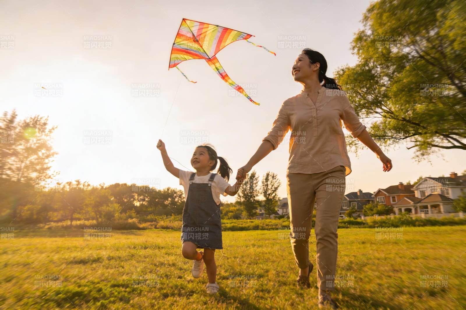 母女草地上放风筝欢乐时光图片