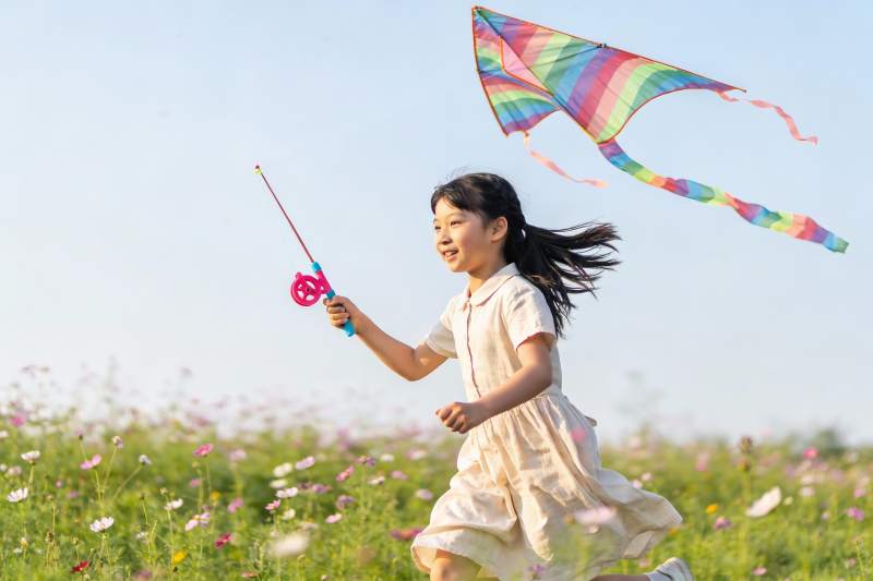 小女孩花田放风筝图片