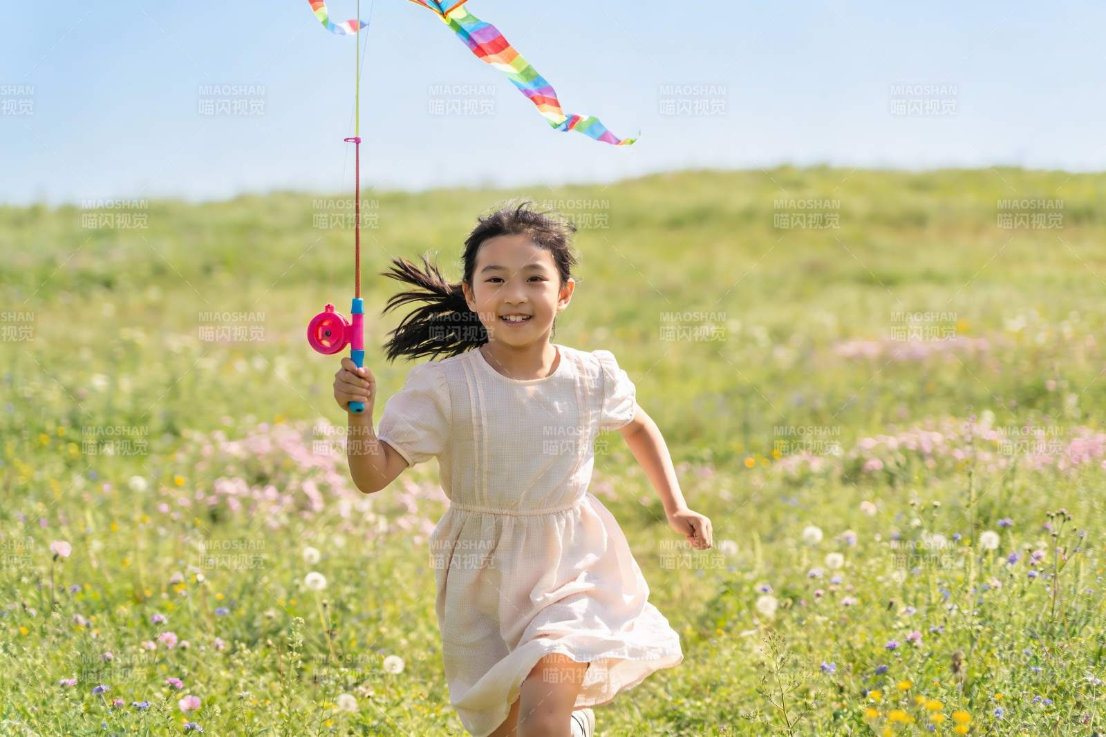 小女孩草地上放风筝图片