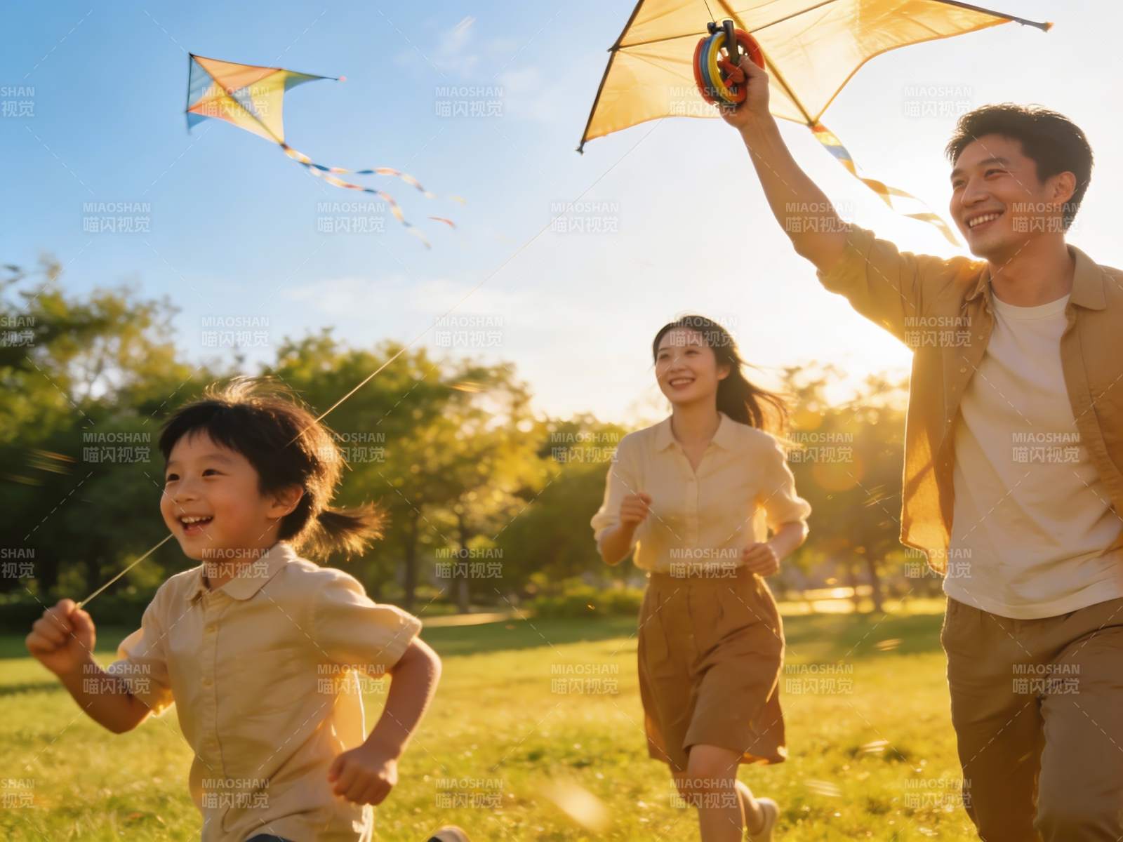 一家三口公园放风筝图片