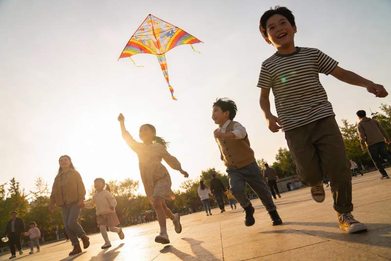 孩子们户外放风筝欢乐奔跑图片