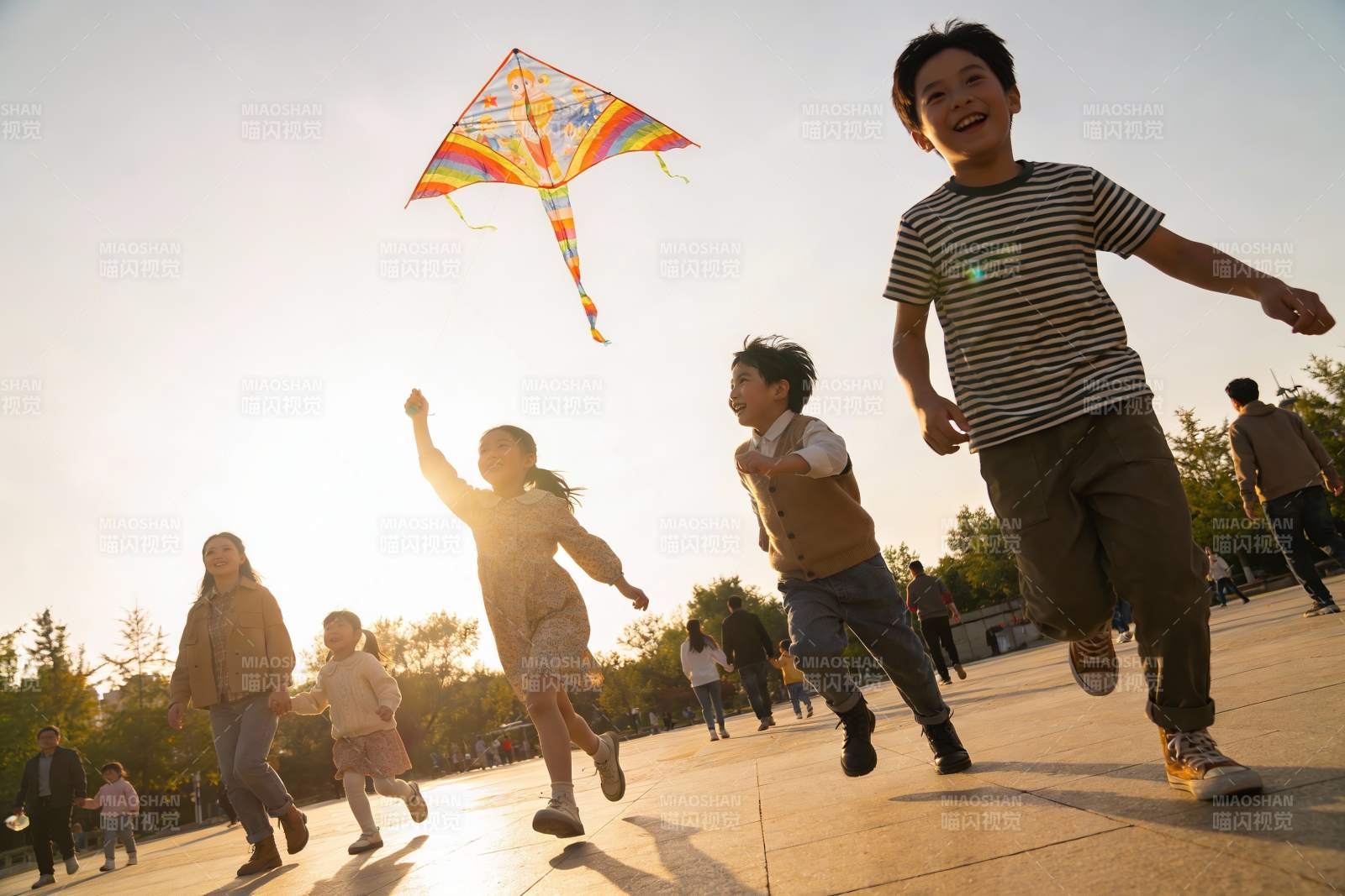 孩子们户外放风筝欢乐奔跑图片