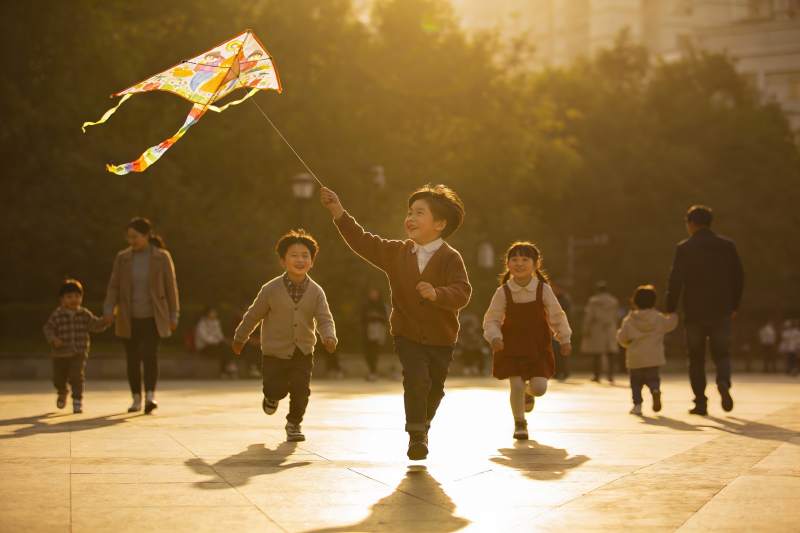 孩子们户外放风筝欢乐奔跑图片