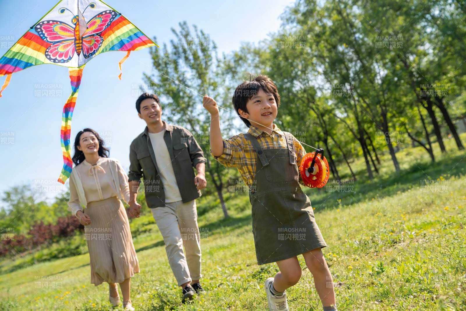 一家三口户外放风筝图片