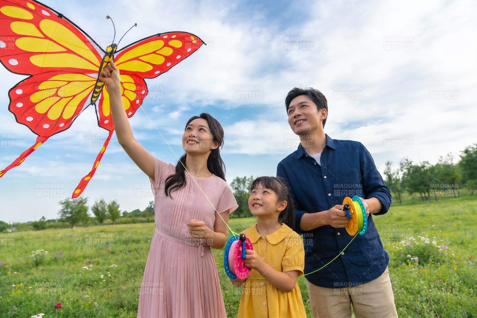 一家三口户外放风筝图片