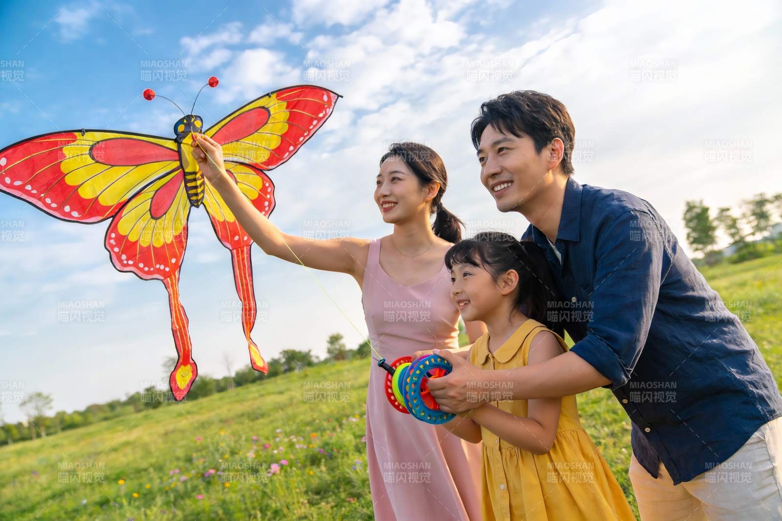 家庭户外放风筝欢乐时光图片