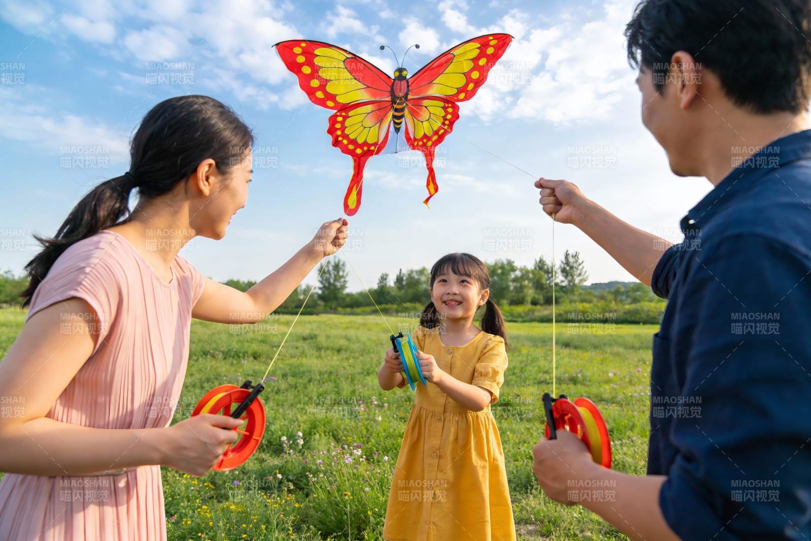 一家三口户外放飞蝴蝶风筝图片