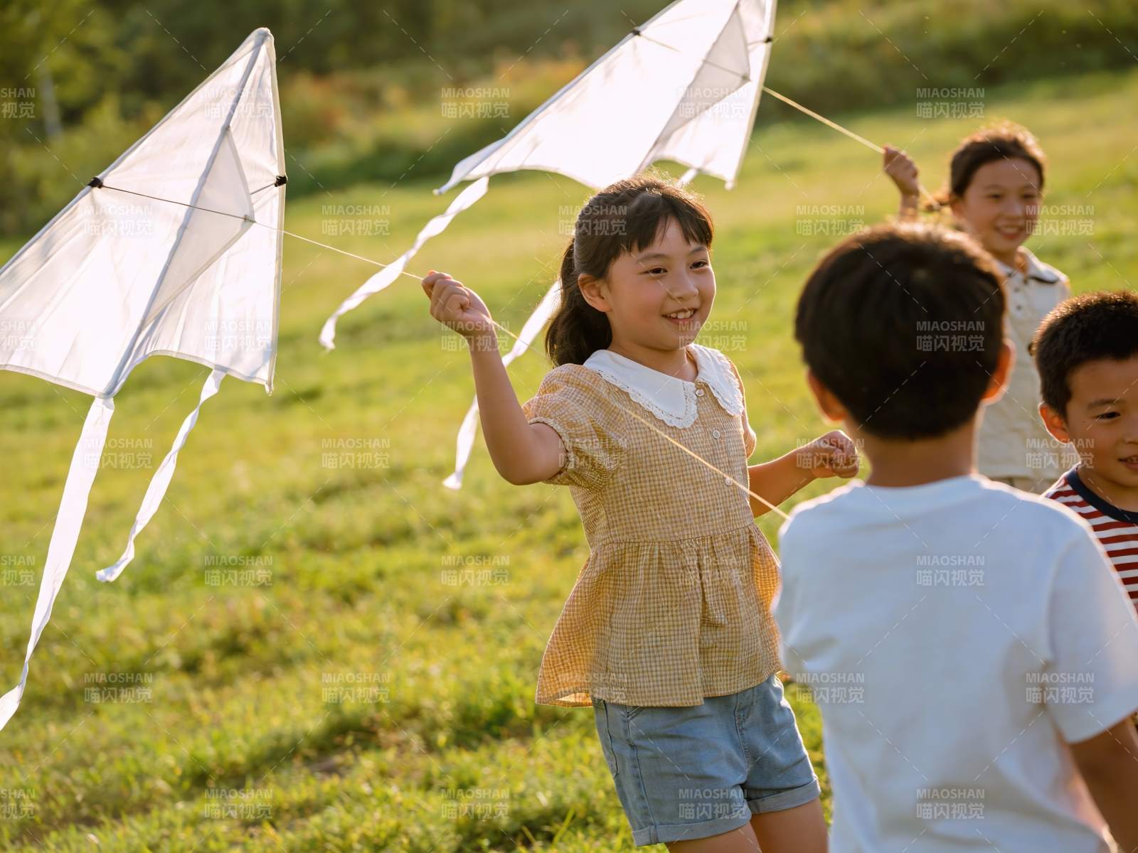 孩子们户外放风筝欢乐场景图片