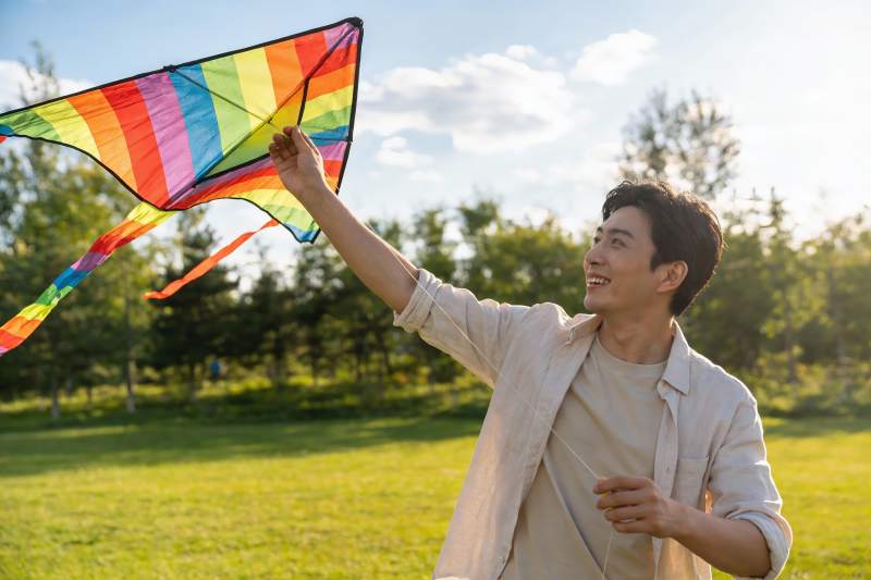 青年男子户外放风筝图片