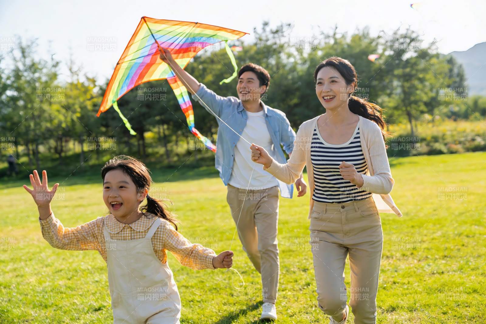 三口之家户外放风筝图片