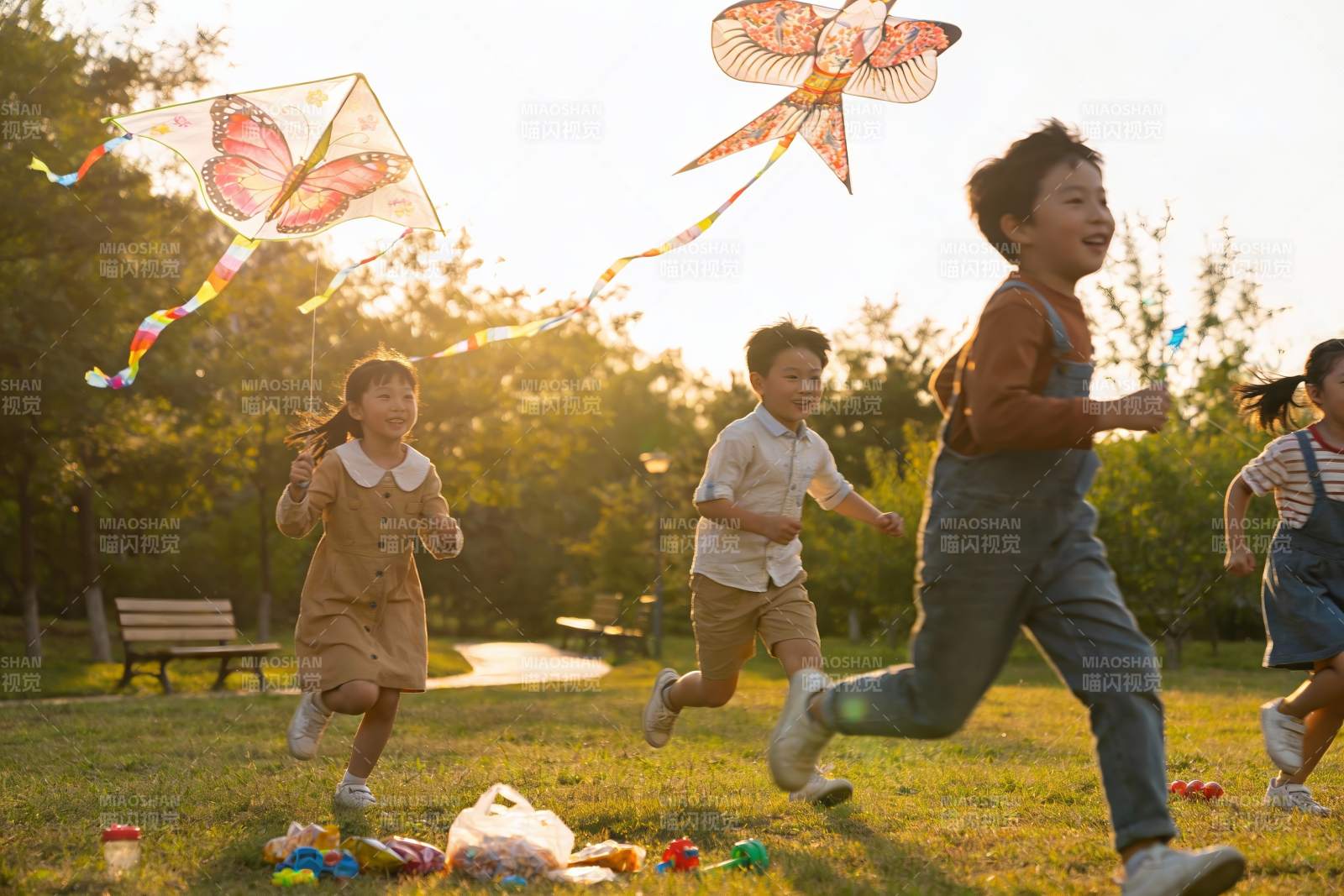 孩子们户外放风筝欢乐奔跑图片
