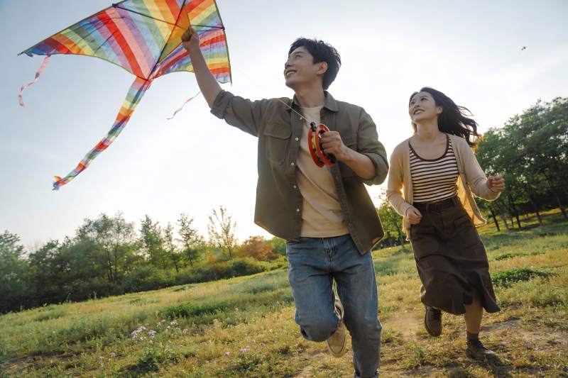 情侣户外放风筝欢乐奔跑图片