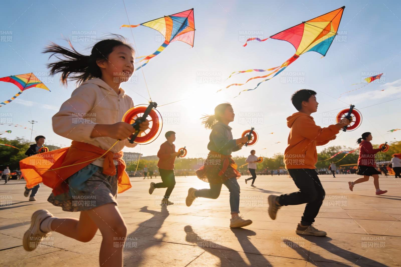 孩子们放风筝奔跑欢乐场景图片