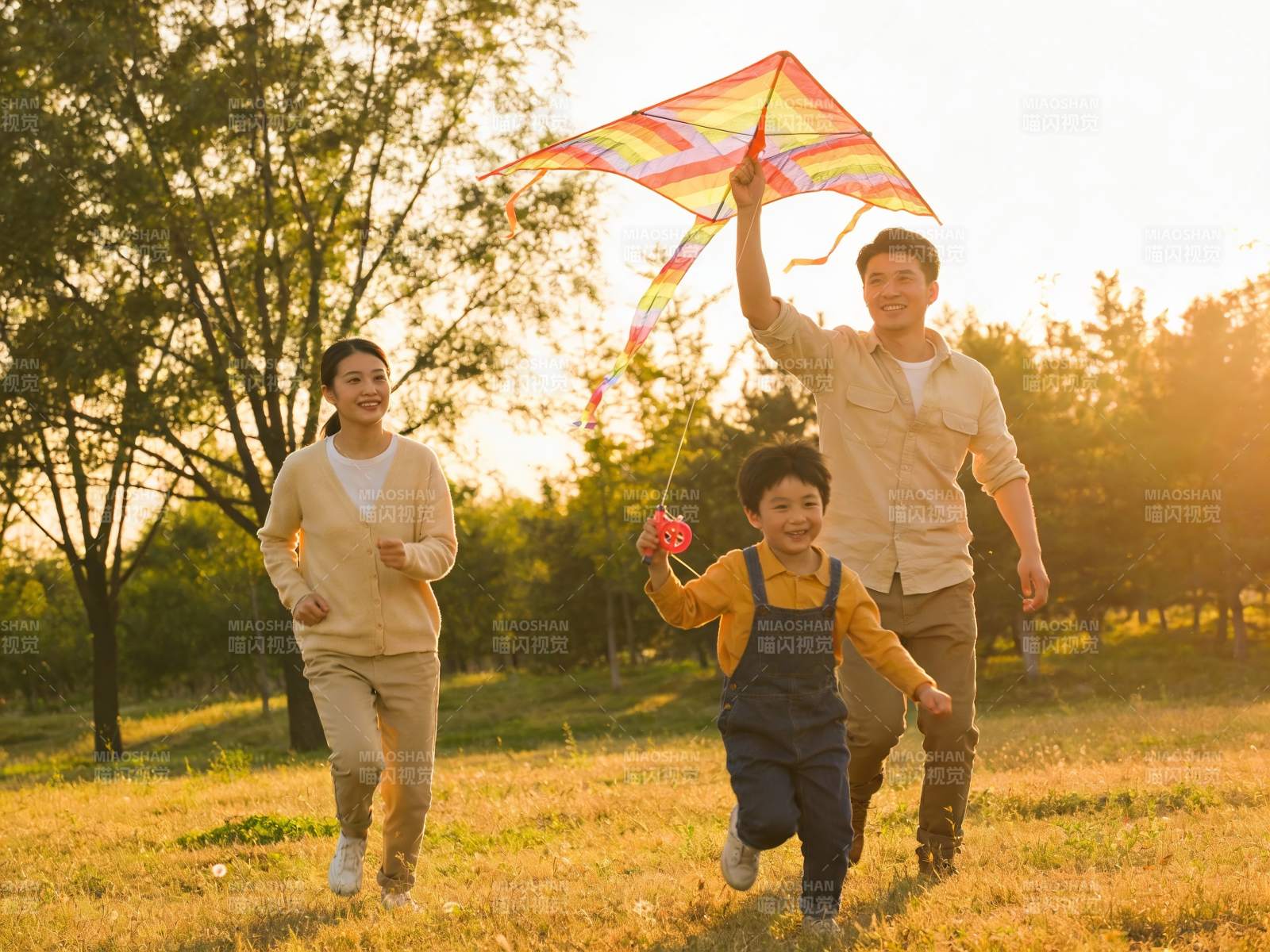 三口之家户外放风筝图片