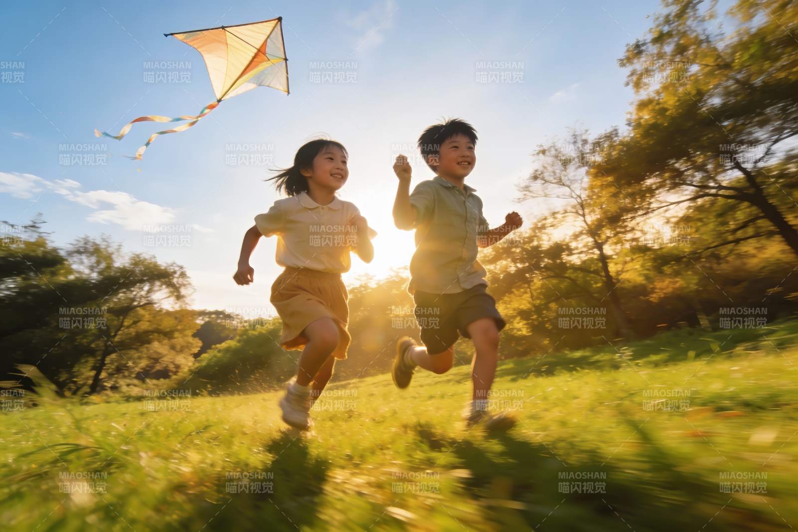 儿童草地上奔跑放风筝图片