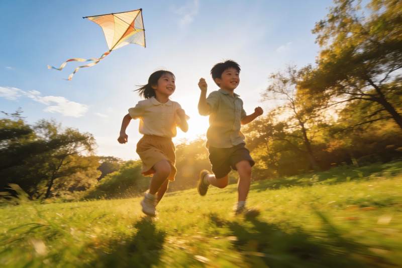 儿童草地上奔跑放风筝图片