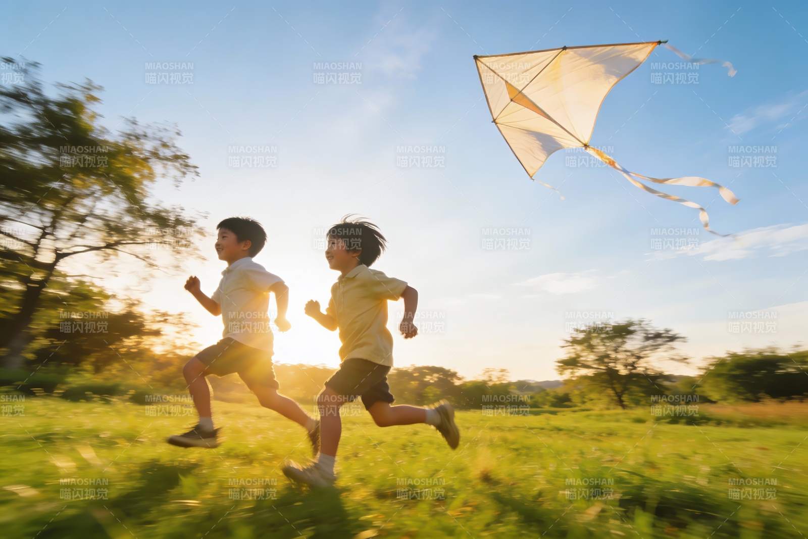 两个男孩草地上奔跑放风筝图片