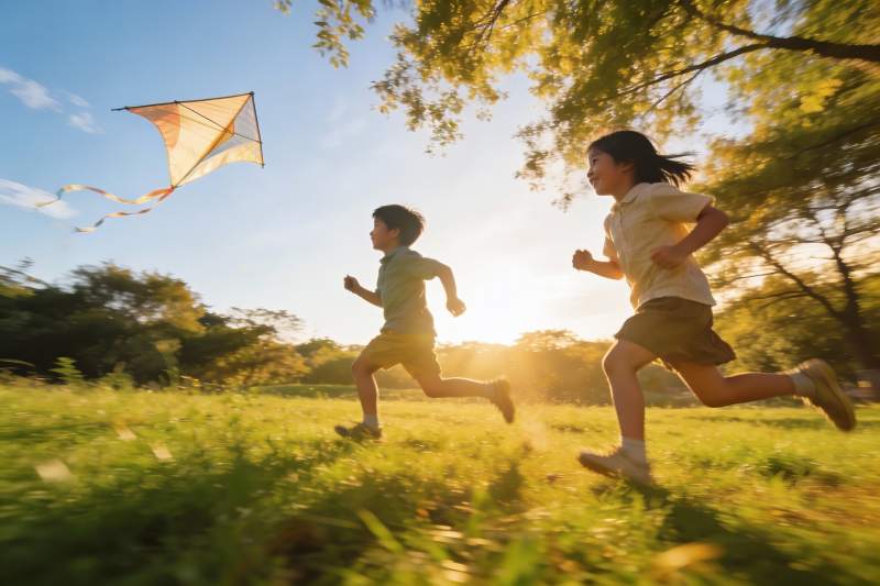 儿童草地上奔跑放风筝图片