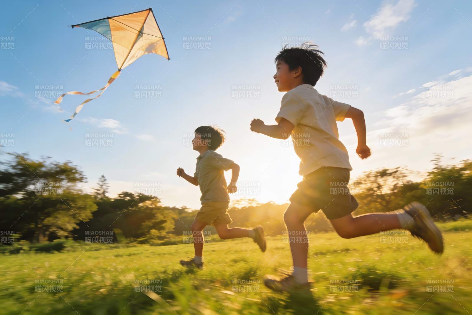 两个男孩在草地上奔跑放风筝图片