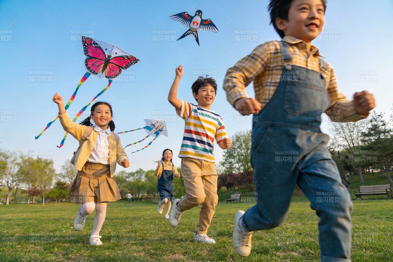 孩子们户外放风筝欢乐奔跑图片