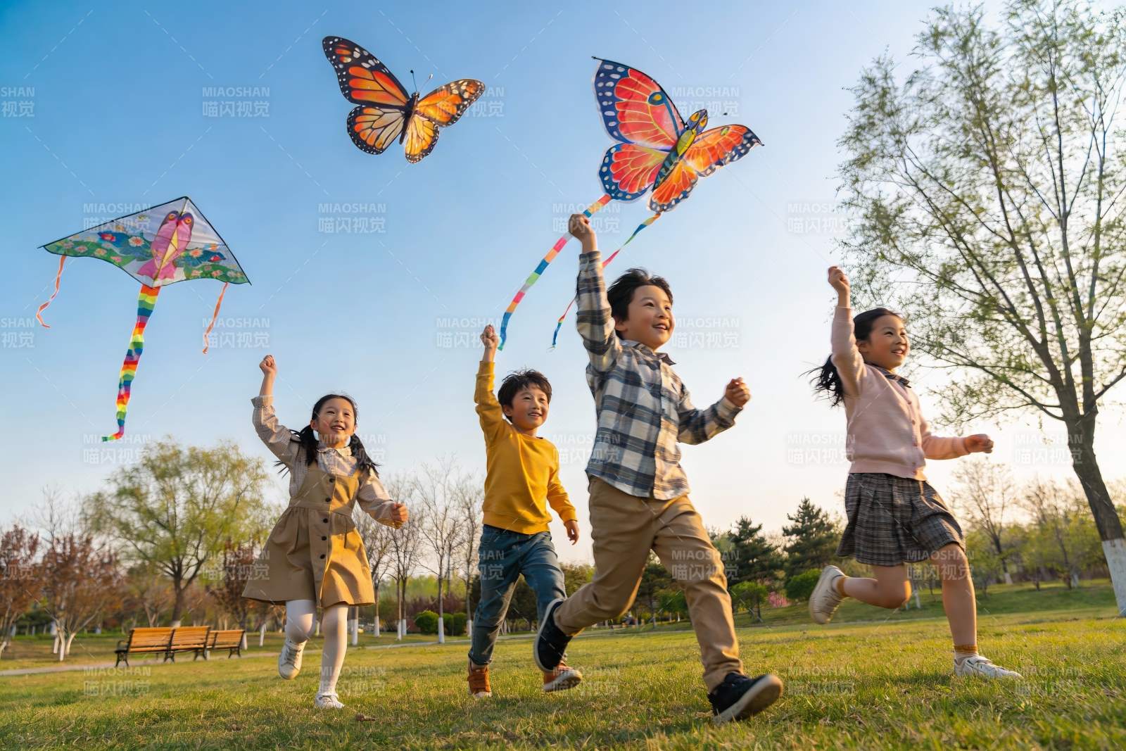 儿童公园放风筝欢乐场景图片