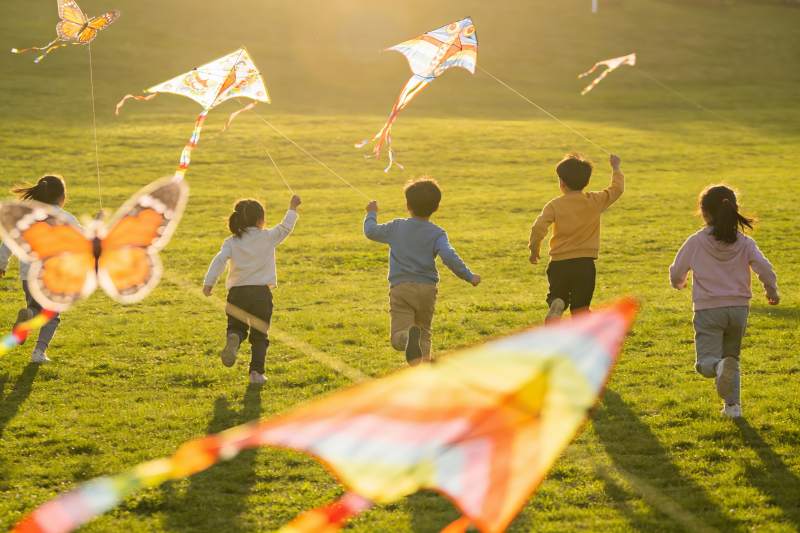 孩子们户外放风筝欢乐场景图片