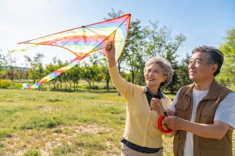 老年夫妇户外放风筝图片