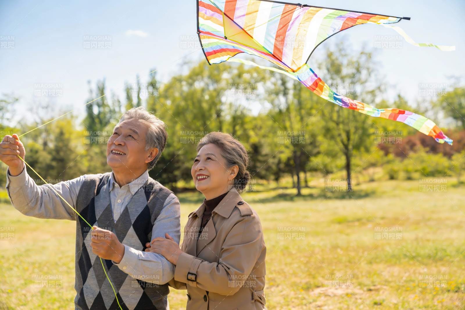 老年夫妇户外放风筝图片