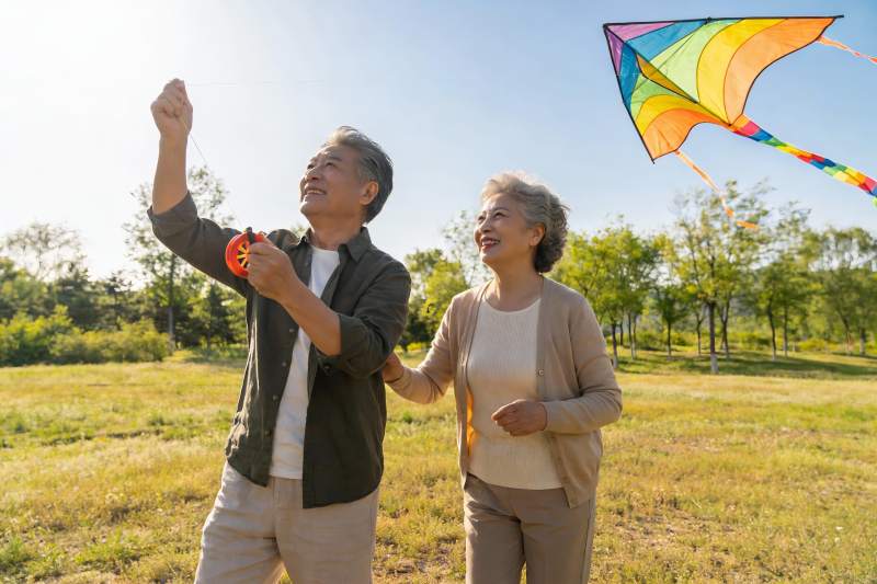 老年夫妇户外放风筝图片