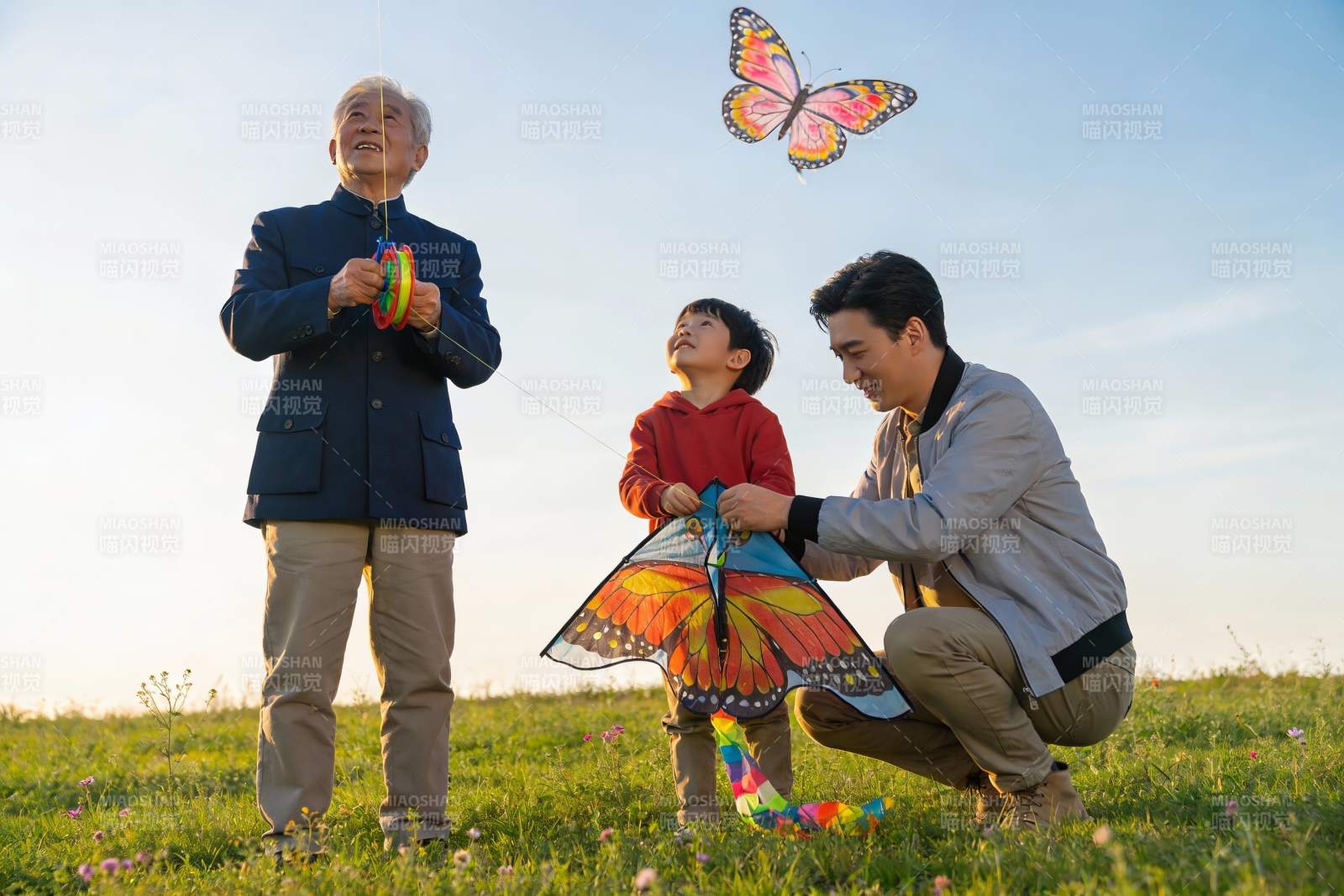 三代人户外放风筝其乐融融图片
