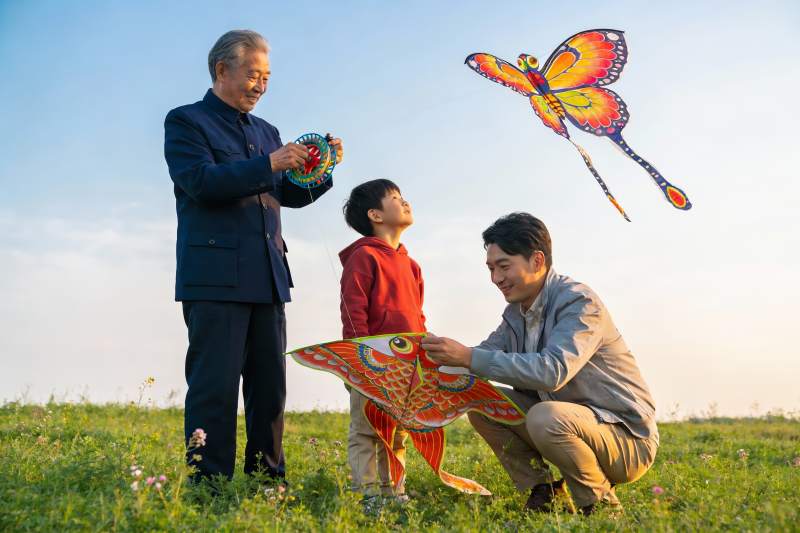 三代人户外放风筝其乐融融图片