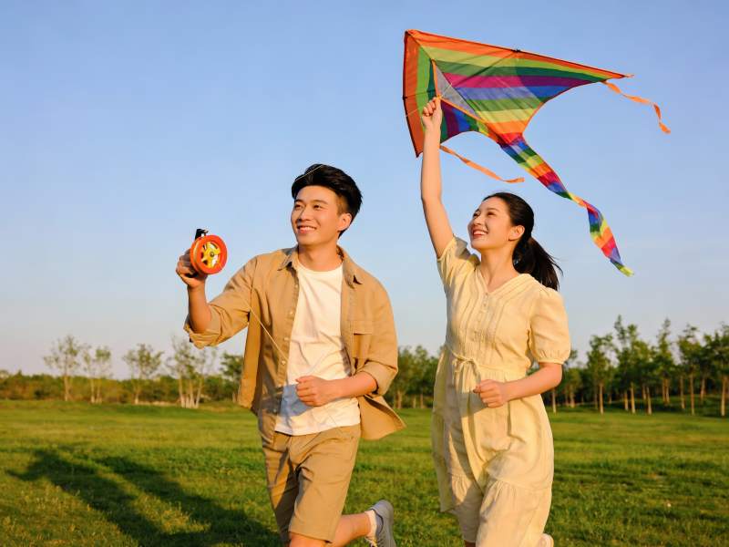 情侣户外放风筝欢乐奔跑图片