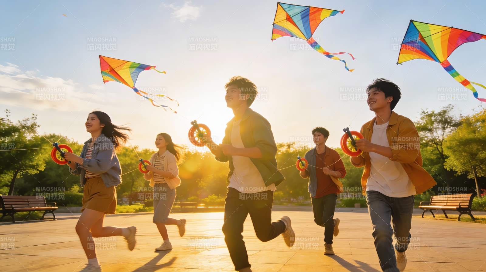 年轻人公园放风筝欢乐场景图片