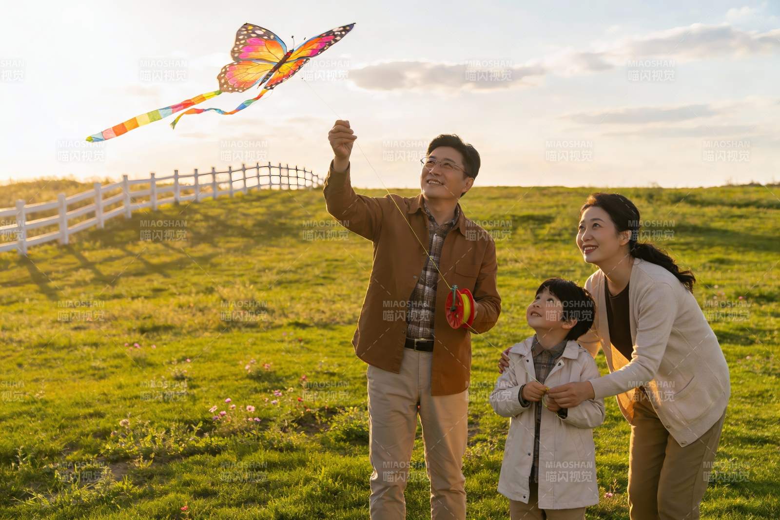一家三口户外放风筝图片