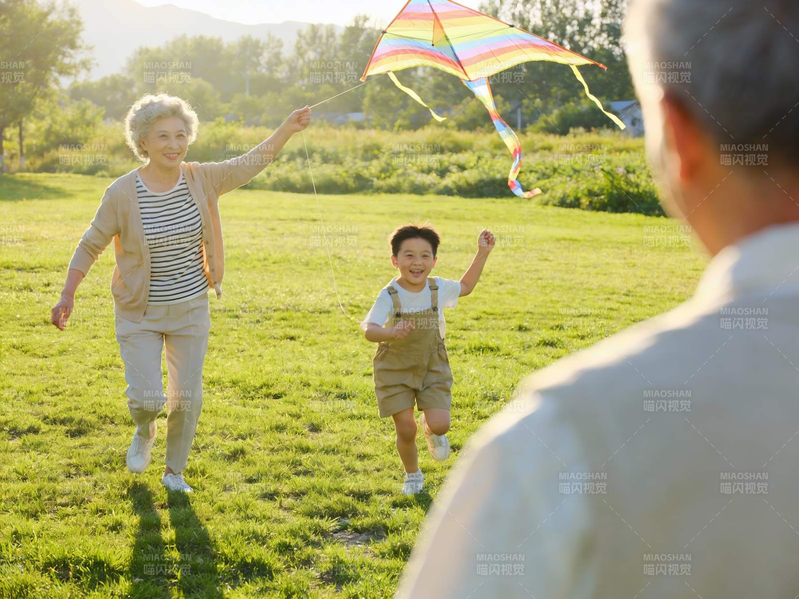祖孙户外放风筝欢乐场景图片