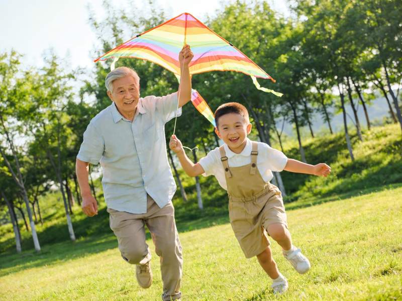 爷孙户外放风筝欢乐奔跑图片