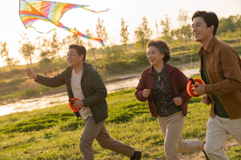 三代人户外放风筝欢乐场景图片