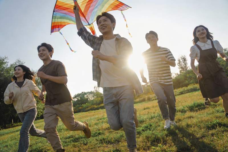 青年户外放风筝奔跑欢乐场景图片