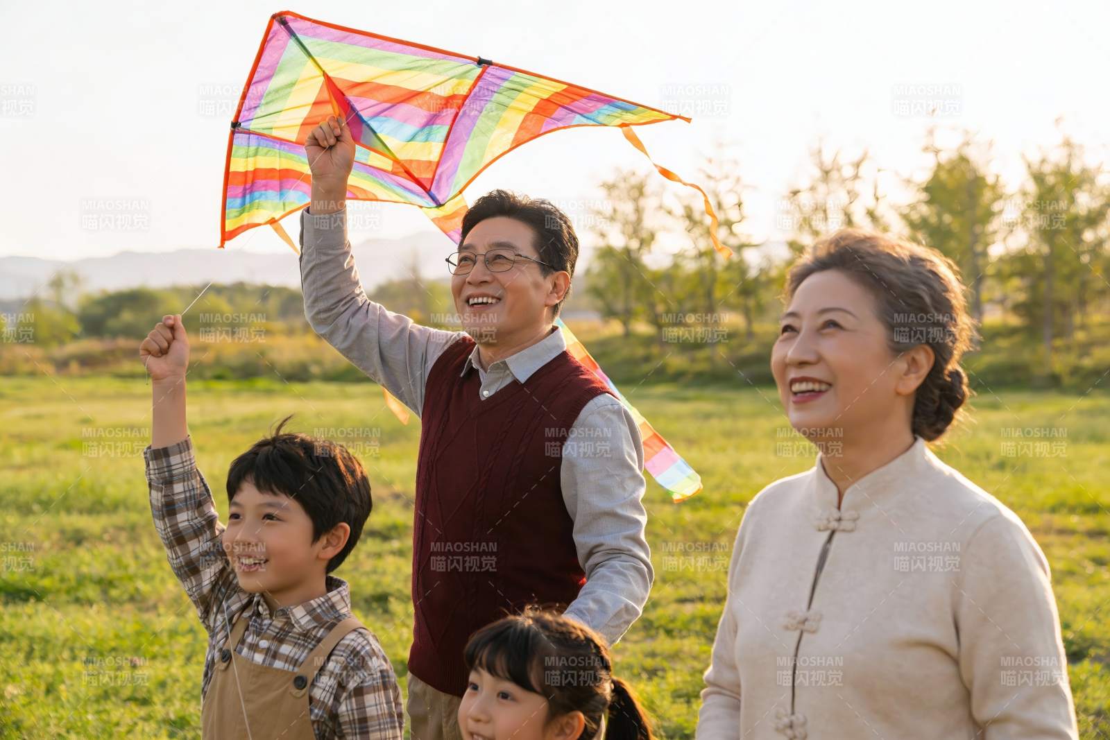 三代同堂户外放风筝其乐融融图片