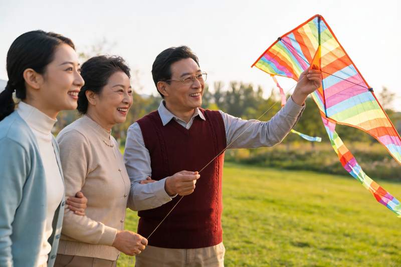 三代同堂户外放风筝其乐融融图片