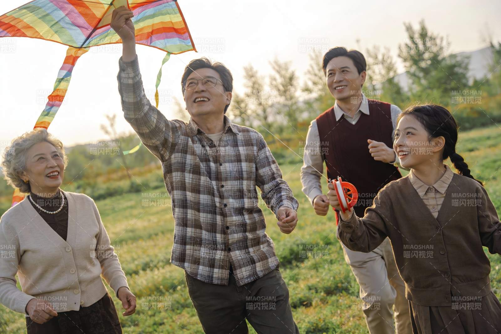 三代同堂户外放风筝其乐融融图片