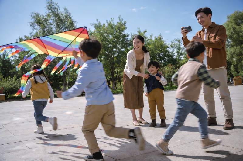 家庭户外放风筝欢乐场景图片