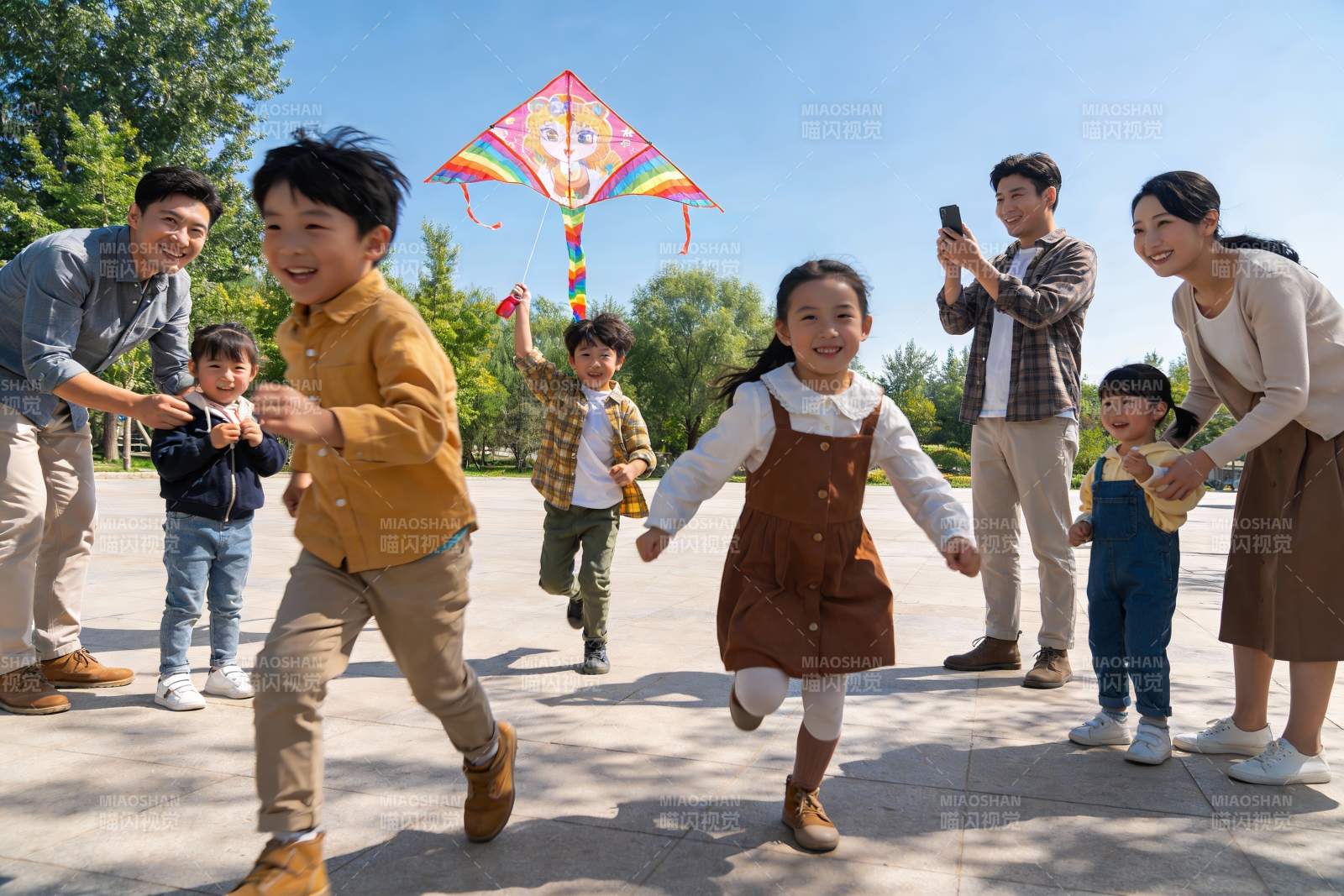 家庭户外放风筝欢乐场景图片