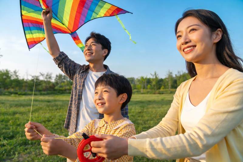 家庭户外放风筝欢乐时光图片