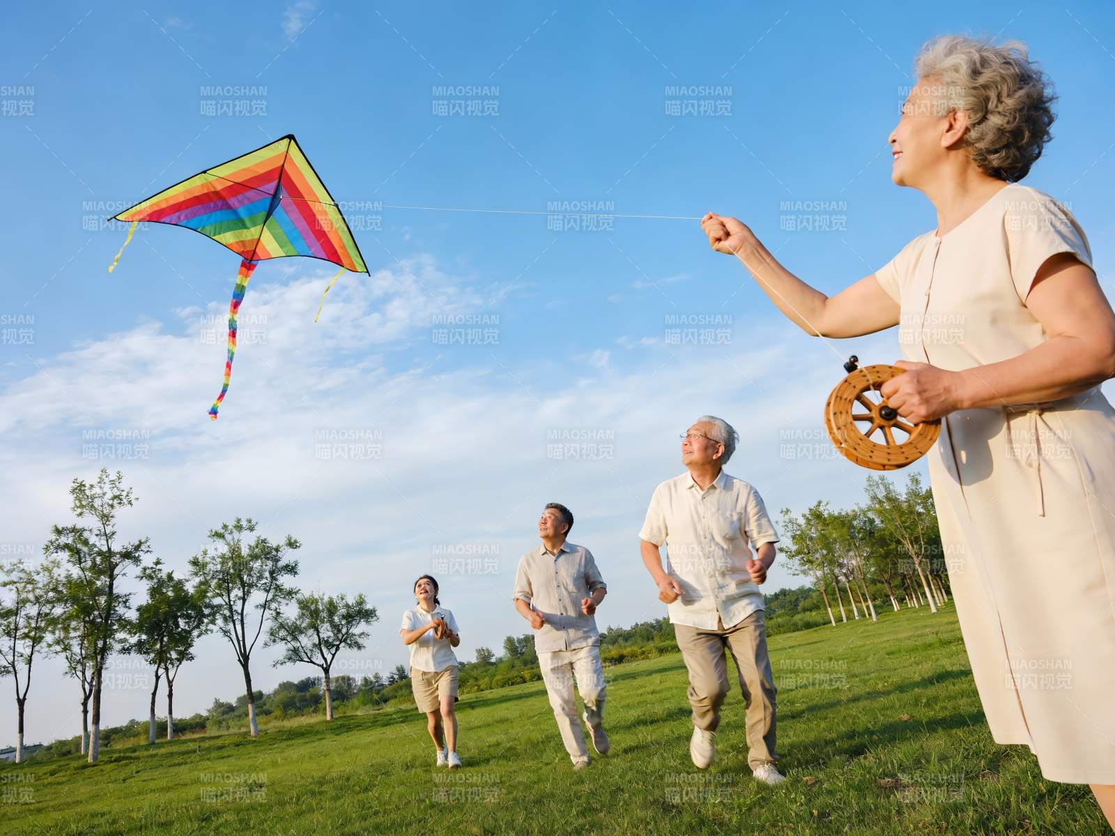 老人户外放风筝欢乐场景图片