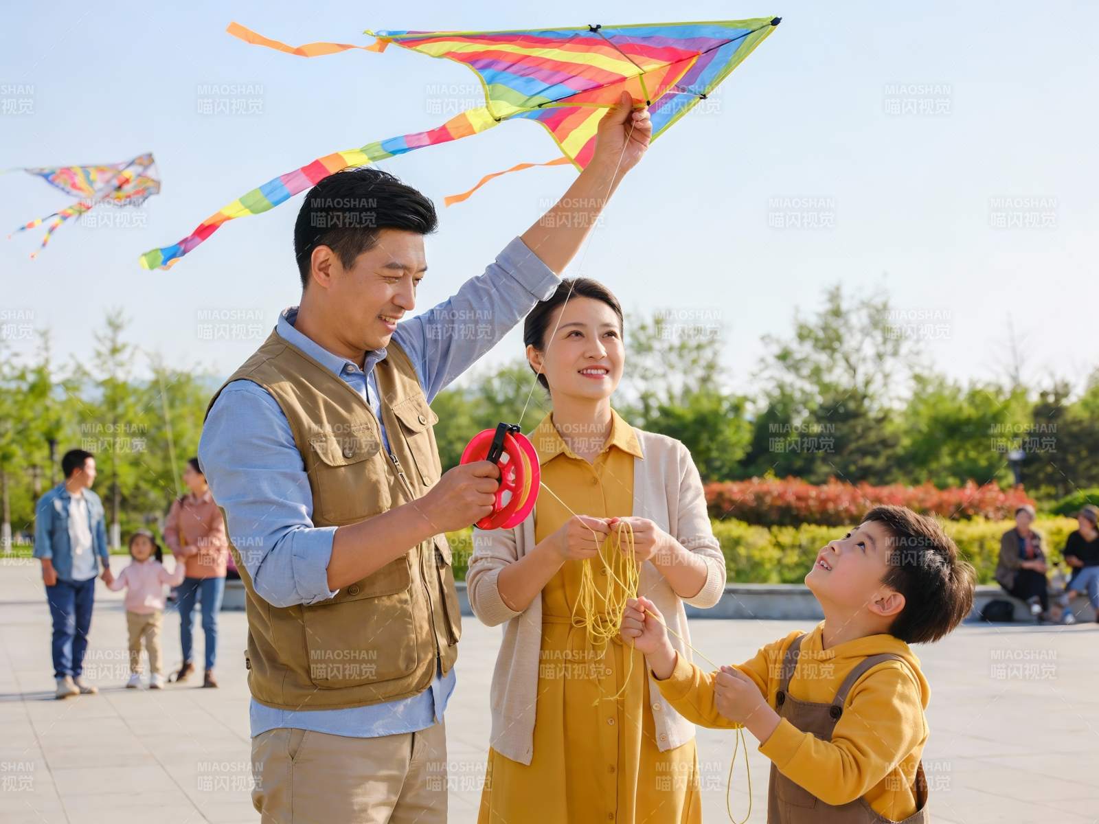 家庭户外放风筝欢乐场景图片