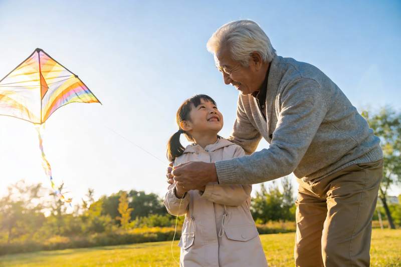 祖孙放风筝其乐融融图片