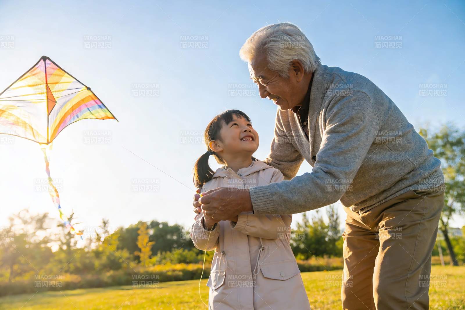 祖孙放风筝其乐融融图片