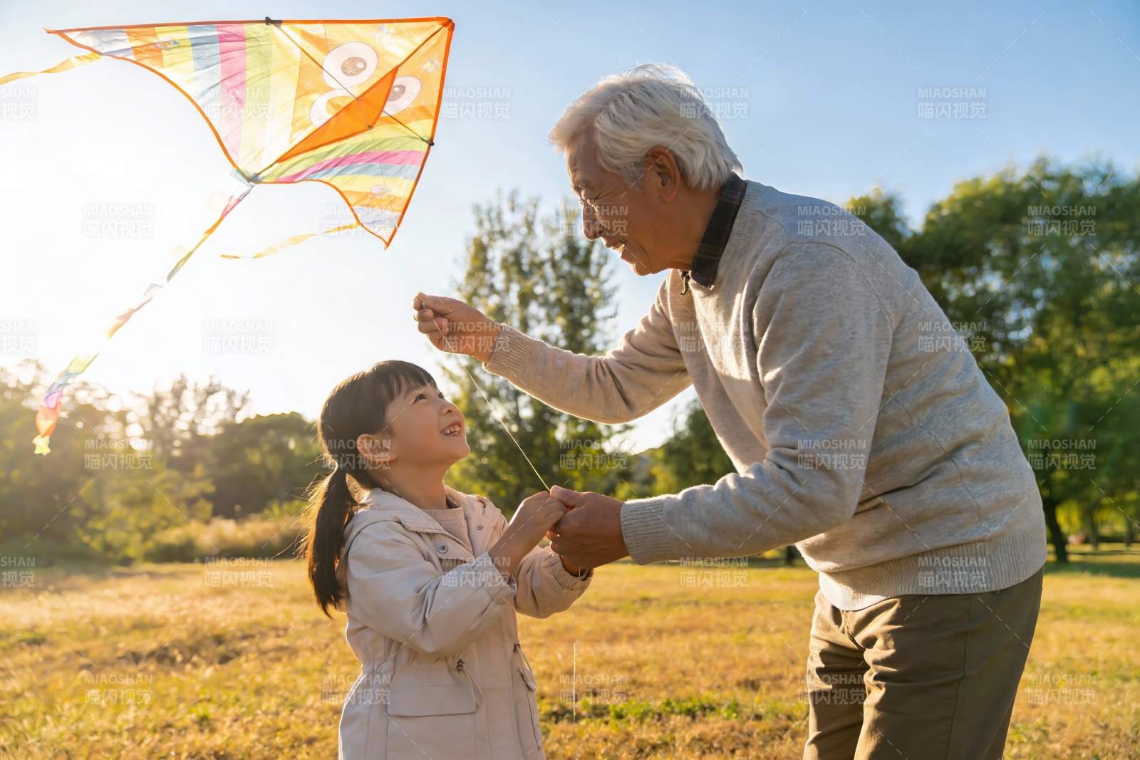 爷孙放风筝其乐融融图片