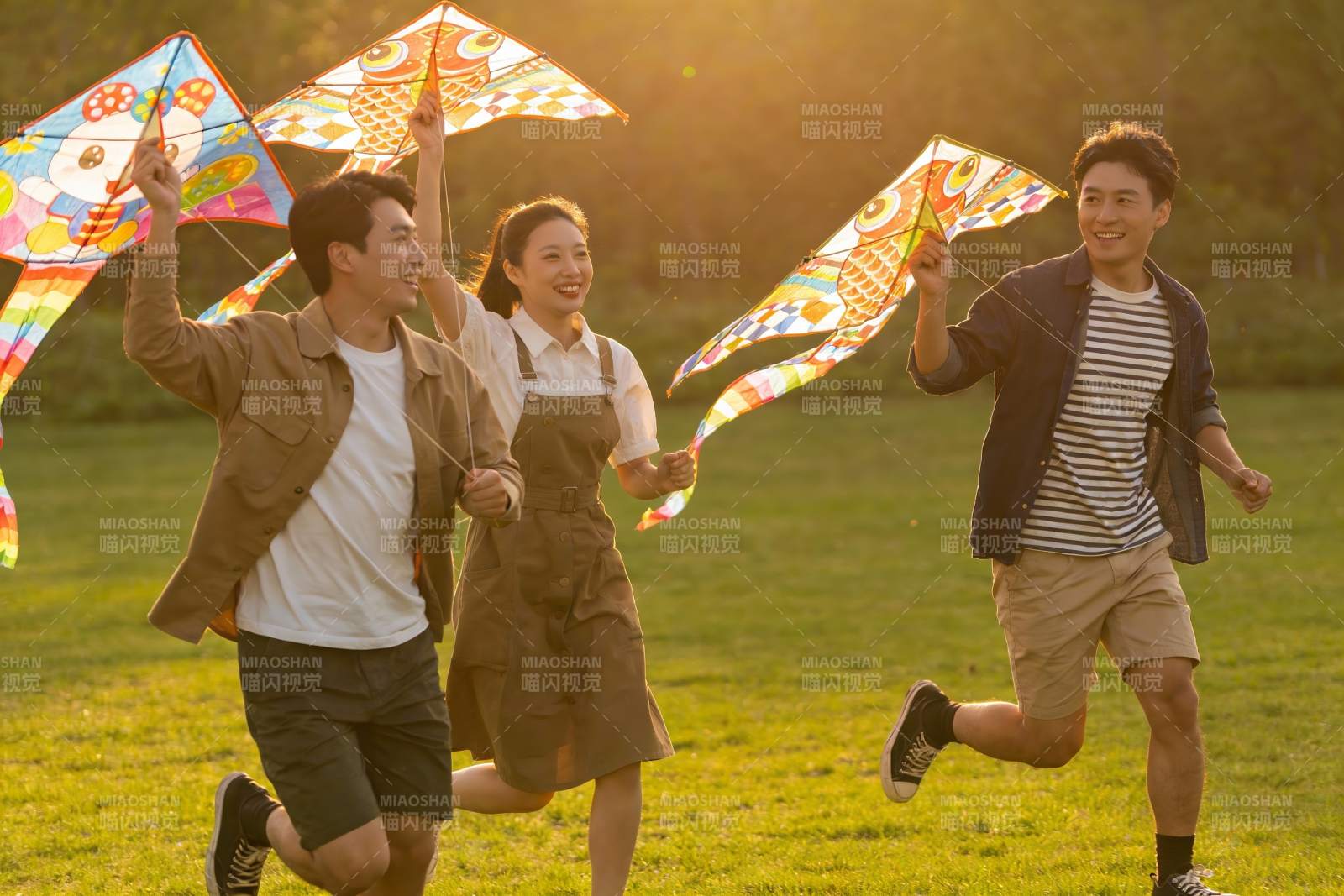 三人在草地上放风筝图片